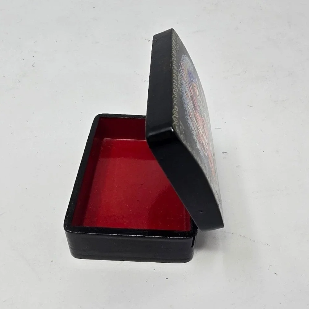 Vtg Russian Lacquer small trinket box hand painted hinged folk art country